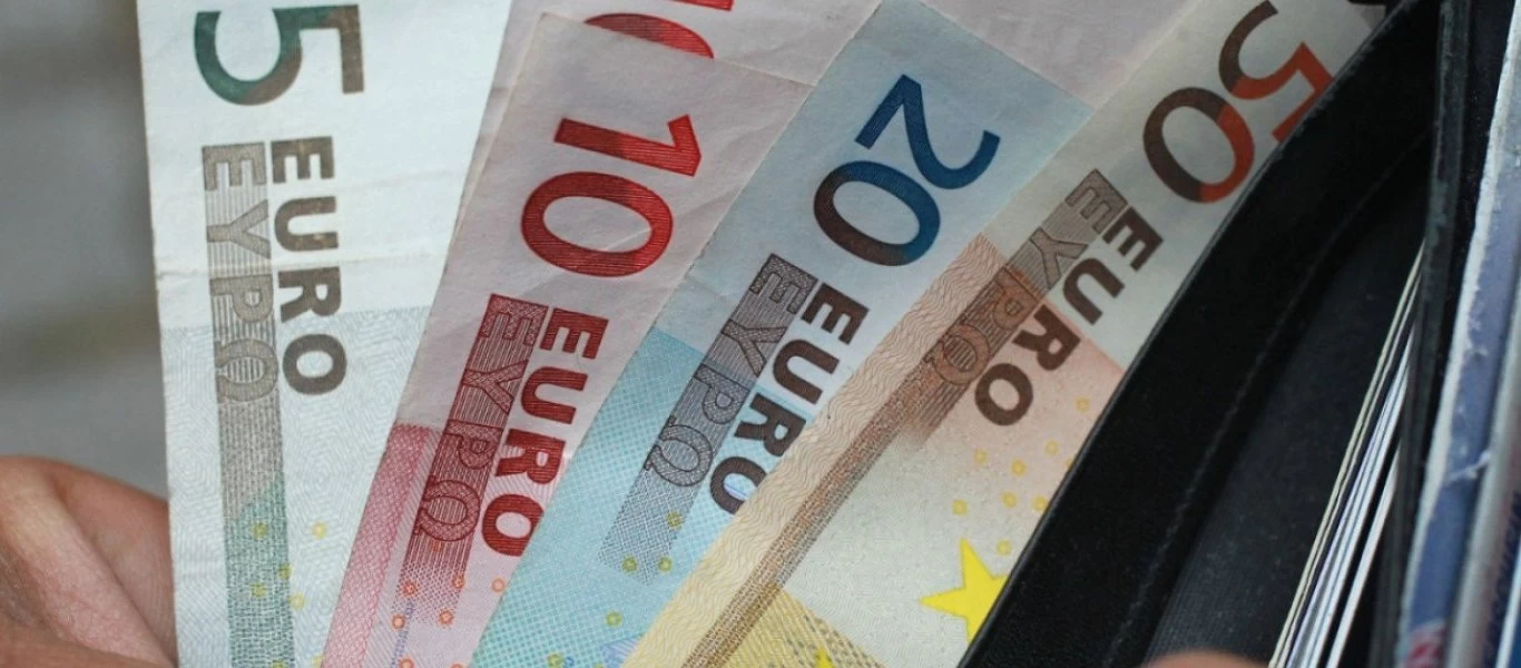 Η κυβέρνηση επεκτείνει τους δικαιούχους των 800 ευρώ - Ποιοι είναι οι νέοι δικαιούχοι